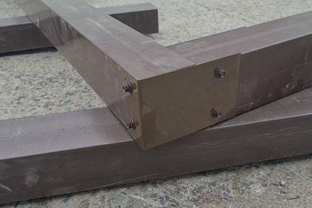 1-1.-fundament-iz-pvh-brusa-v-processe-sborki