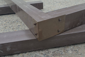 1-1.-fundament-iz-pvh-brusa-v-processe-sborki